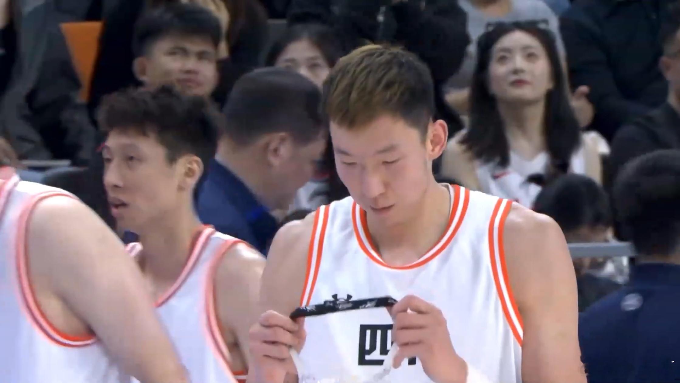 四川半决赛输了...我觉得周琦发挥没什么问题，30多分钟硬凿，夹击的球也都分出去