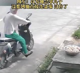 河南，一户人家晾晒在自己家门外的整盆大蒜不见了，主人家随后调出监控才发现，竟是一