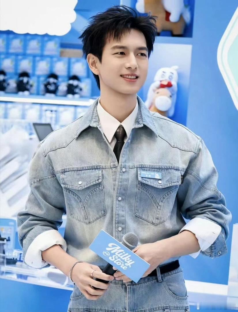 李现内娱的线下神图永动机说李现是内娱线下神图永动机，一点不夸张！从时尚活动到日常