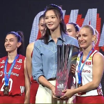 真是太惊艳了！为世界女排联赛总决赛冠军土耳其队颁奖的嘉宾，竟然是中国女排前队长惠