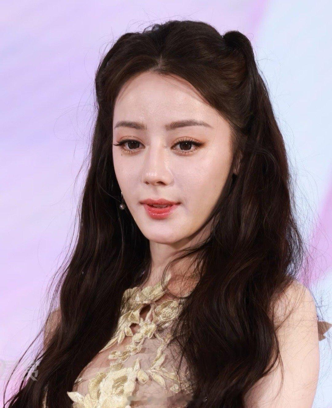 这才是现实里看到的迪丽热巴 