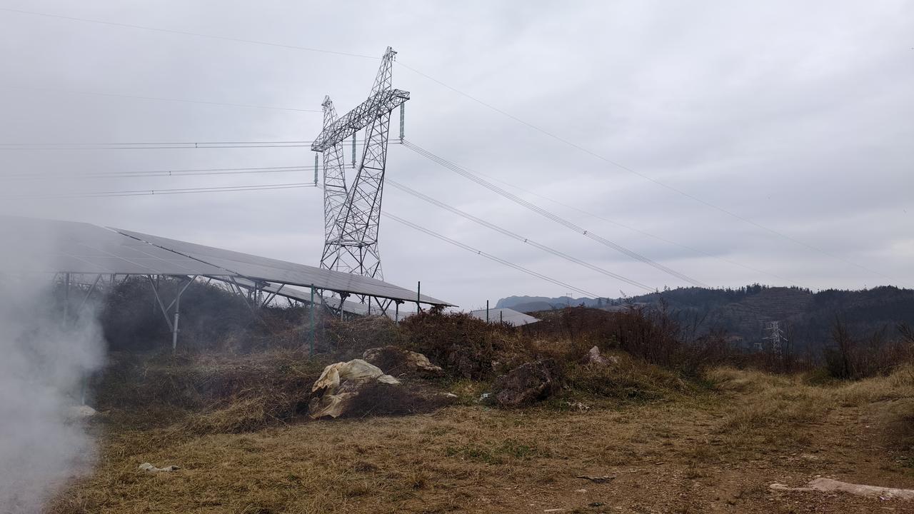 有人在此处，用荒凉交换光亮。

我们总在两种荒原之间——

一种埋着电缆，通往别