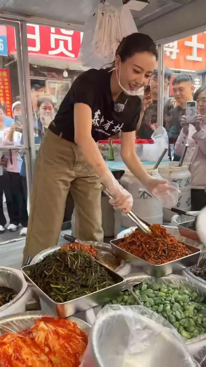 高圆圆去买菜了。明星平时生活中基本都被光环笼罩，买菜这种接地气的生活场景对她们来
