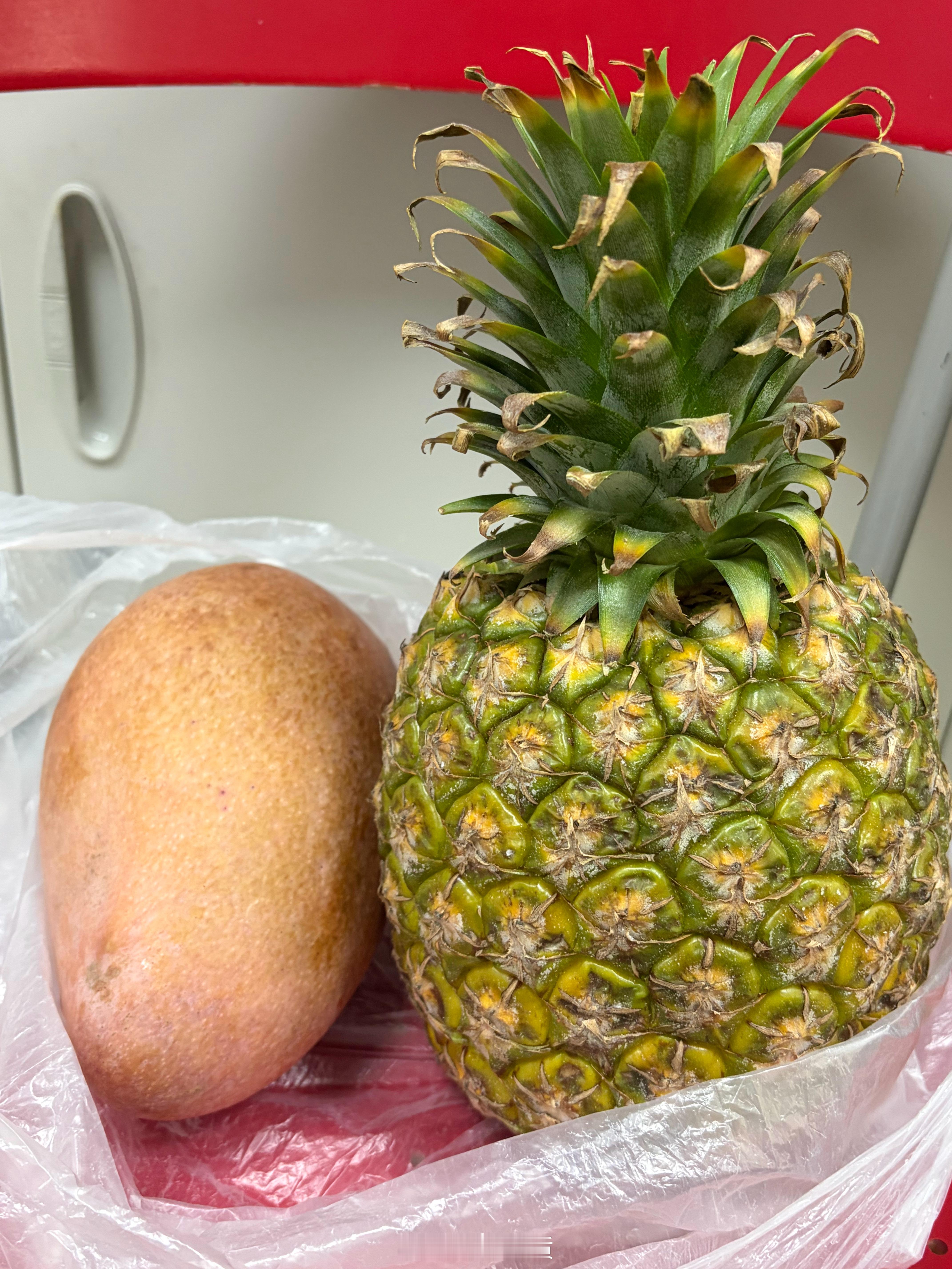 好同事给的海南水果。 