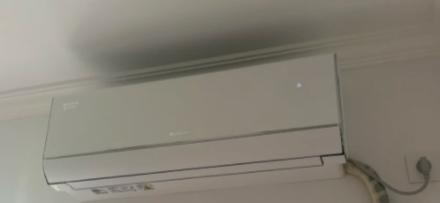 普通空调遥控器按键多，老人总记不住怎么调，要么舍不得开热得难受，要么对着吹感冒。