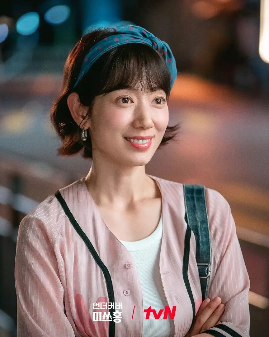 朴信惠眼睛 断崖式衰老2026年，朴信惠因新剧《卧底洪小姐》中的状态引发全网热议