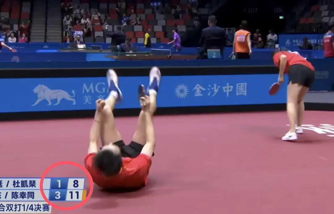 全运乒球爆笑名场面！徐海东记错赛制提前倒地狂欢 裁判对手全被带偏 北京时间11月