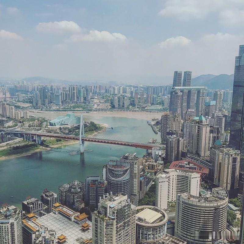 看到重庆上榜海外影响力年度城市前五的消息，一点都不意外。
这次的报告是清华、社科