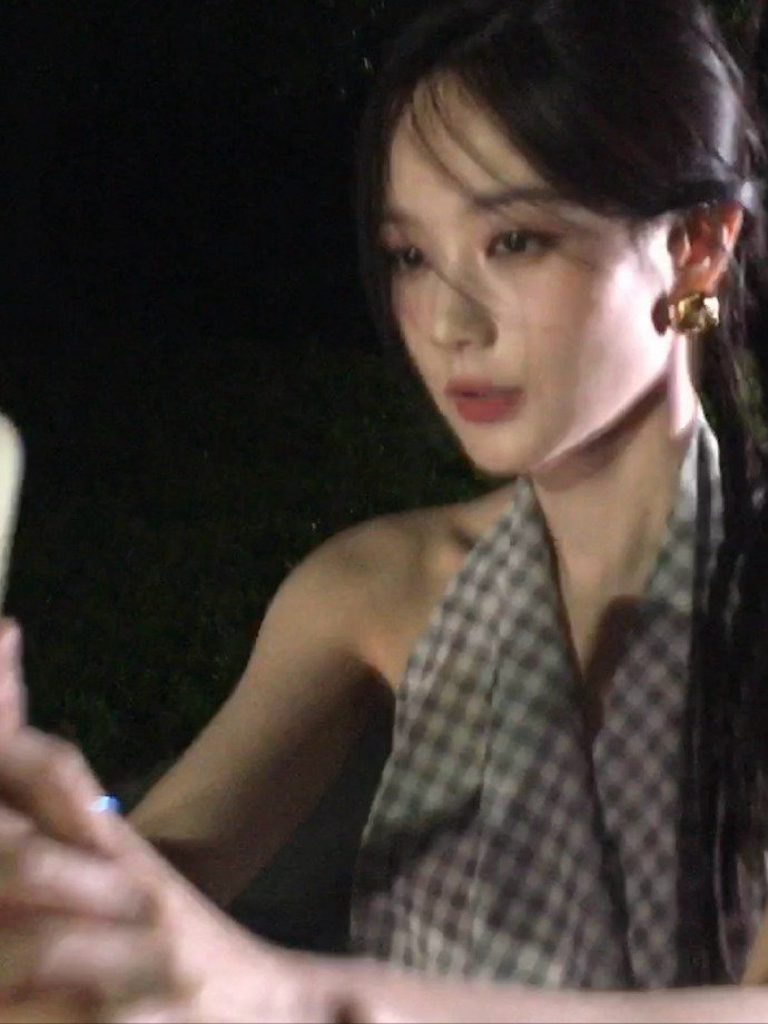 李一桐闪光灯九宫格李一桐的闪光灯九宫格好美，完全氛围感女神...李一桐闪光灯li