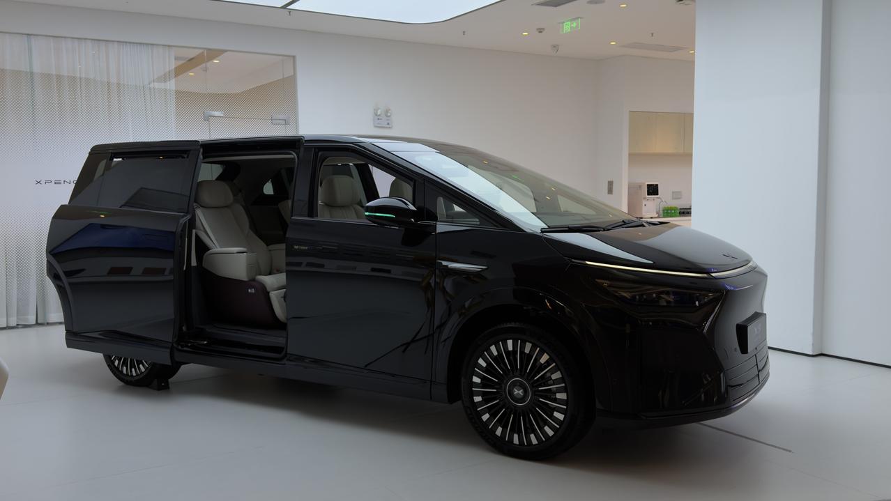 2026款小鹏X9实车太帅了，延续星舰美学，前脸封闭式格栅配三段式贯穿日行灯，配