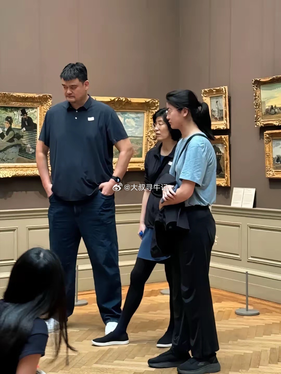 姚明一家三口现身纽约大都会博物馆，感觉他16岁的女儿，又长高了。身高2米26的姚