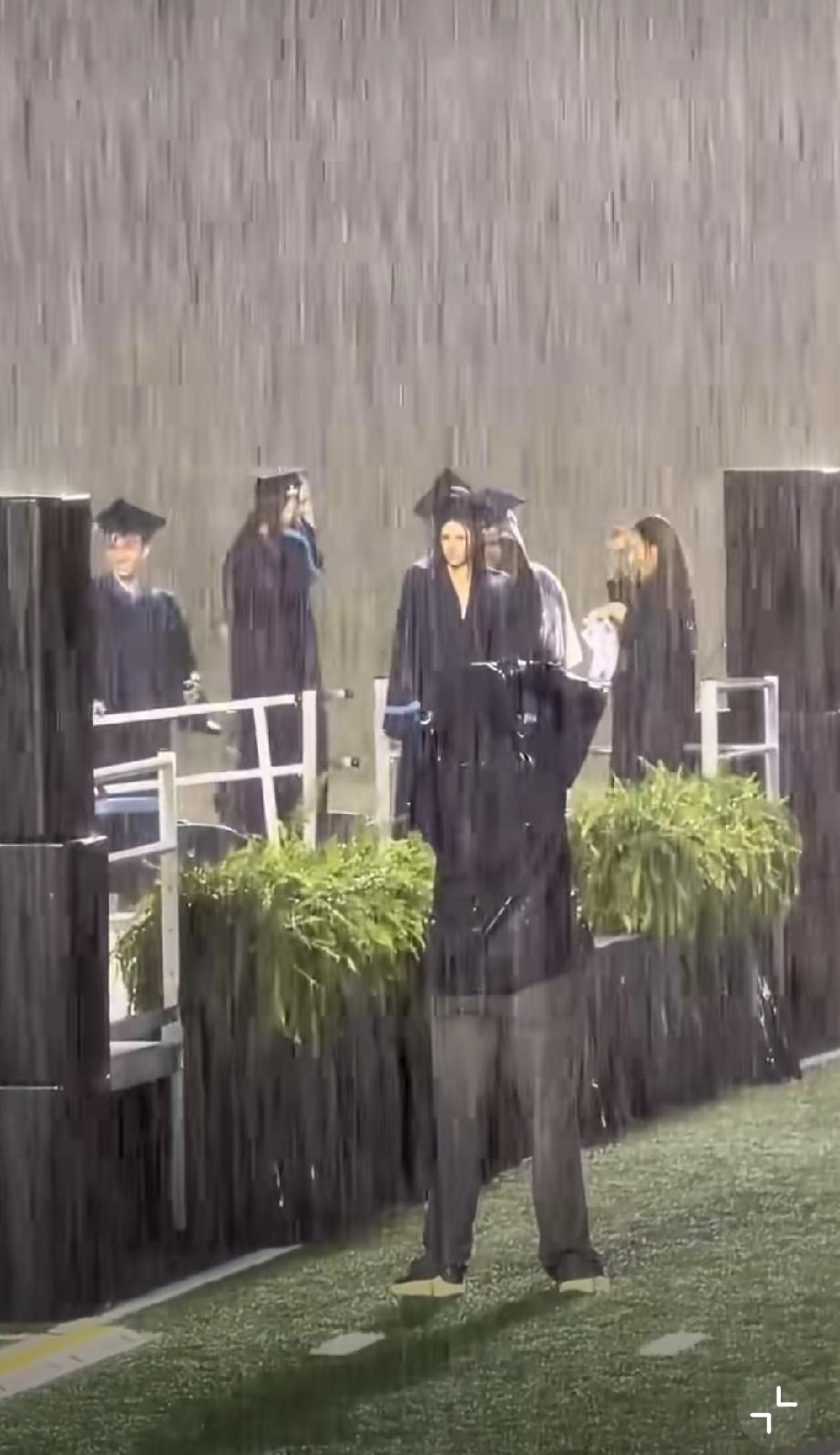 美国家长强烈不满学校暴雨中办典礼。
学校暴雨中办典礼在外网引起热议！
美国一百年