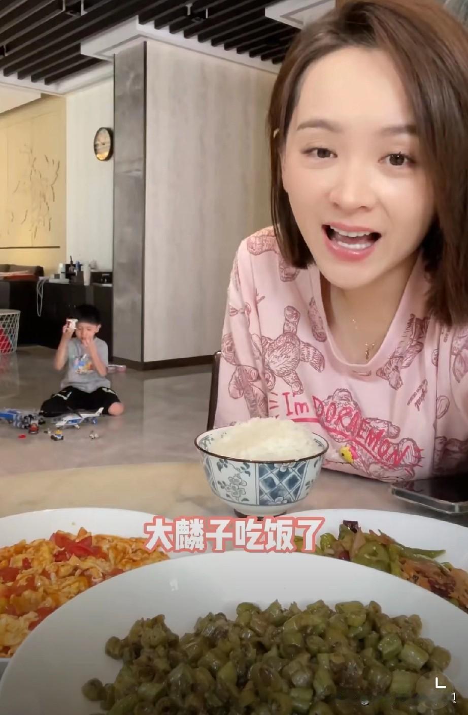 邓莎和孙怡的婚姻其实有一点像。

她们嫁的婆家都比较『豪门』，跟男生的文化背景相