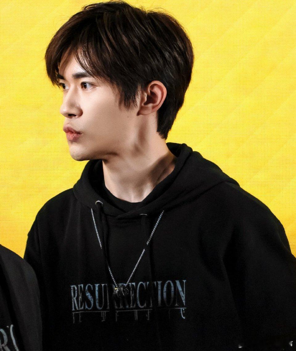 易烊千玺在《狂野时代》首映礼的笑容简直太治愈了！那种发自内心的快乐瞬间感染全场，