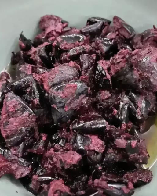 从没见过的紫红色腌菜，全网蹲一位广东老乡科普一下
第一次见到这种深紫色腌制品，果