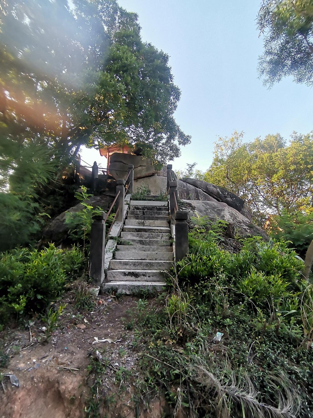 吴航十二景之一龙角含烟（龙角峰顶望海亭）：
一轮红日映照彩霞，万顷波光翻涌细浪。