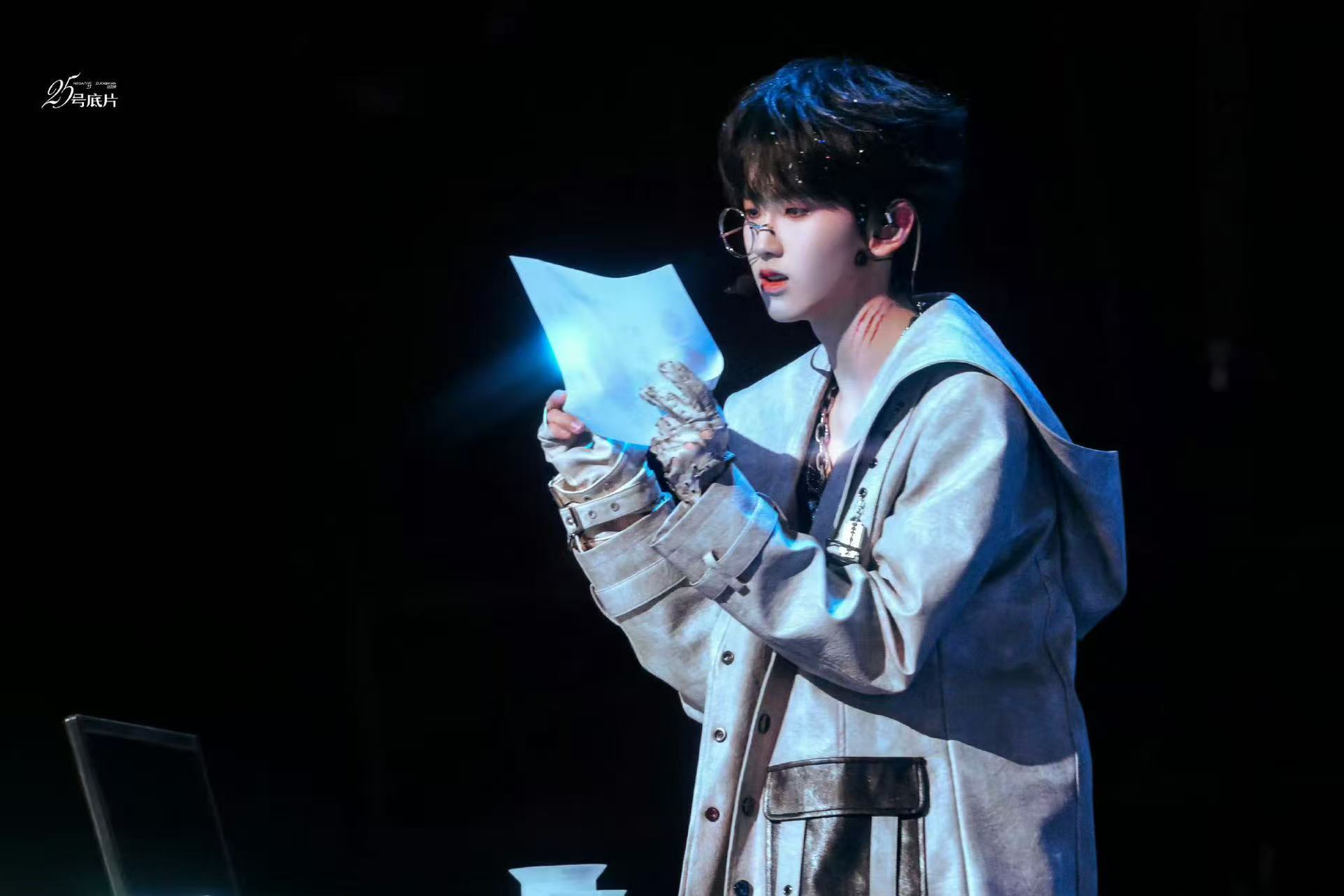 左奇函 💙zqh   🌀🌀🌀所有人现在拿起智能手机欣赏『四代首位青年演员