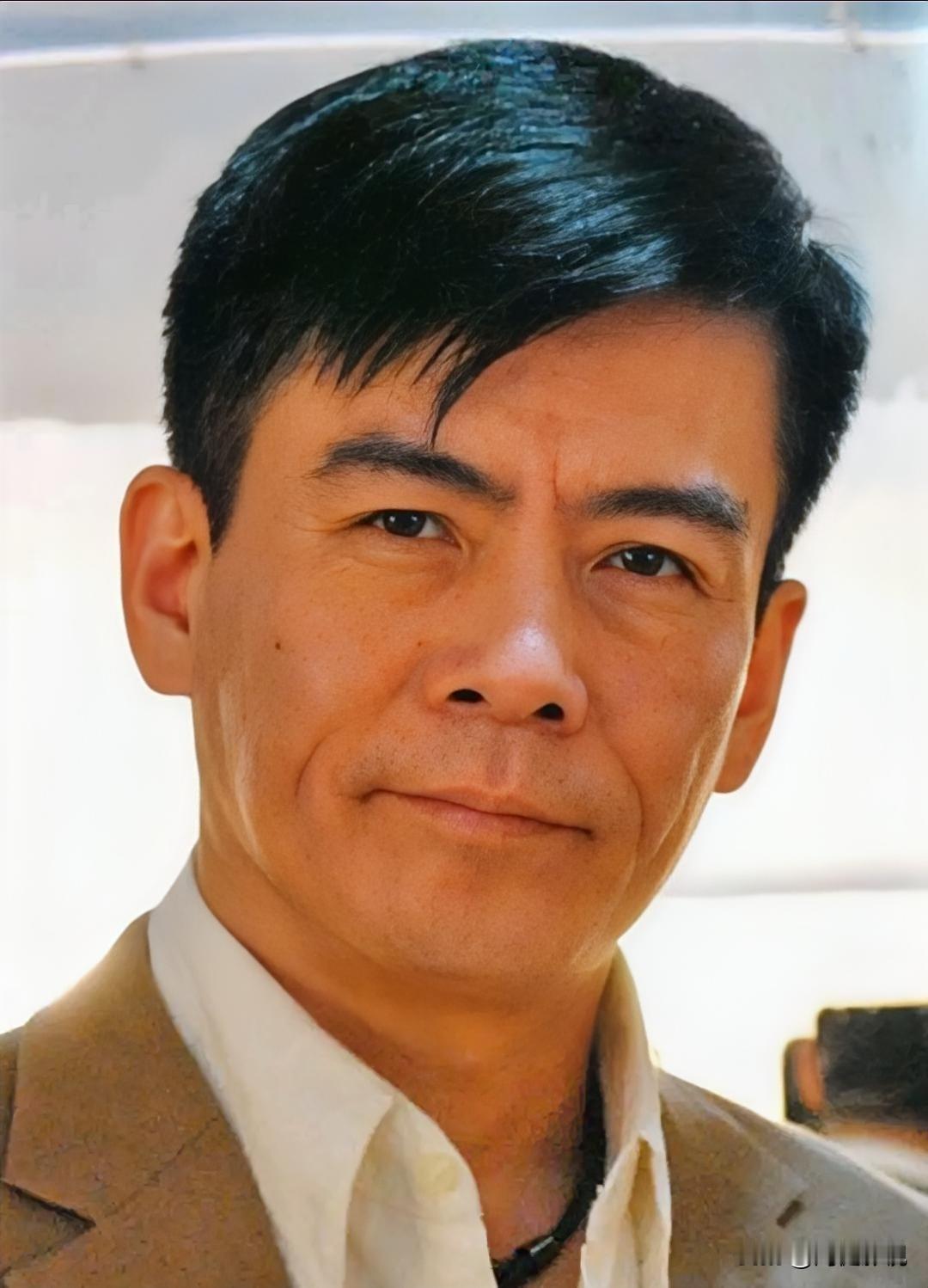 大家还记得这位男演员吗？
他今年60岁，土生土长吉林人，毕业于 北京电影学院。他