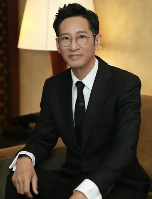 演员王劲松，今年五十八，无儿无女，没有结过婚。有记者问他，“不想找个人共度余生吗