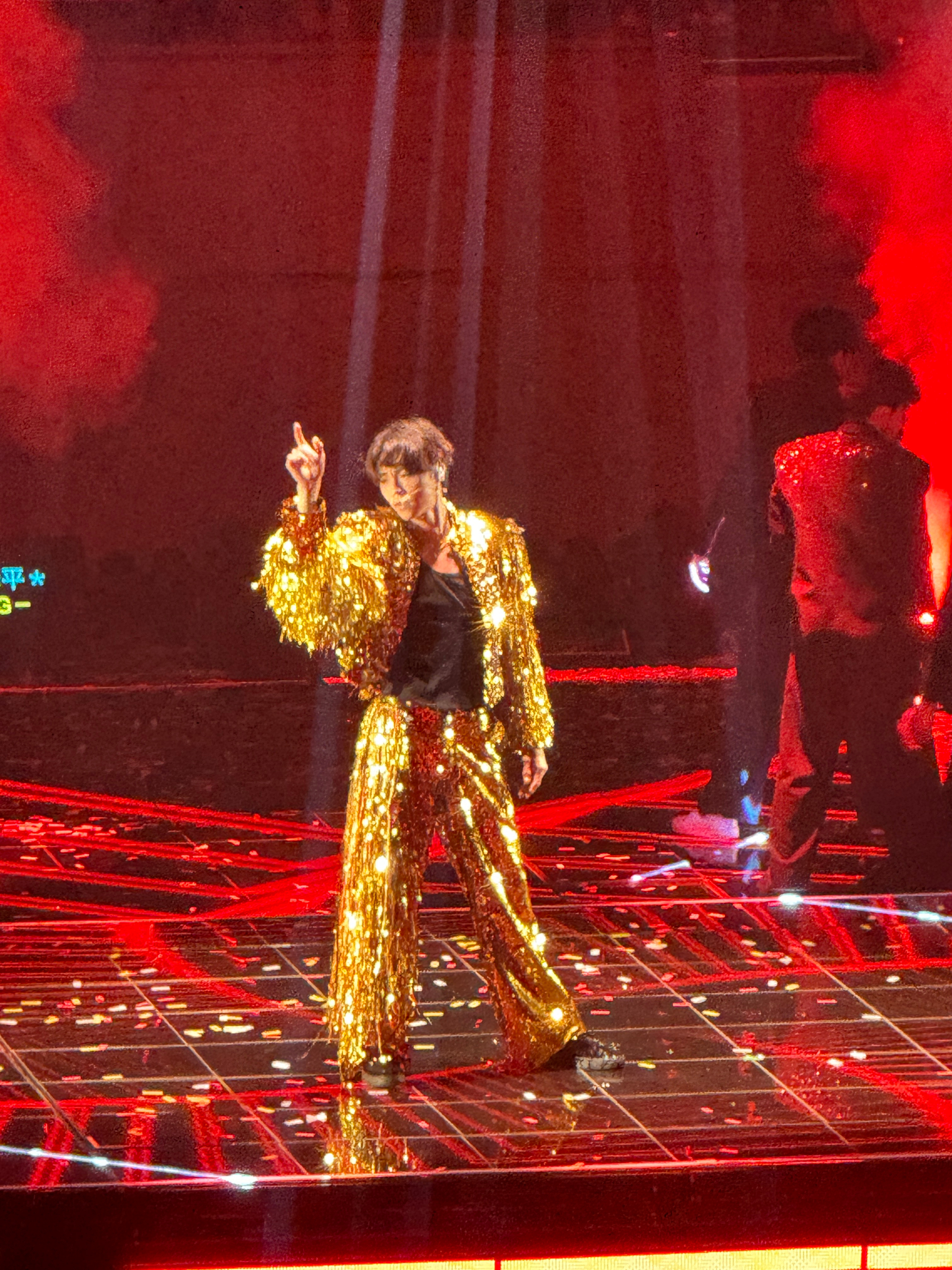 陈立农这套“黄金甲”造型好亮！陈立农青春为名全球巡回演唱会陈立农北京演唱会陈立农