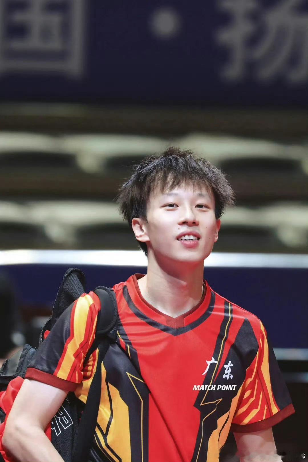 林高远被小孩哥挽留当体育老师赛场外的林高远意外收获小粉丝，孩子们纯真挽留让他感动