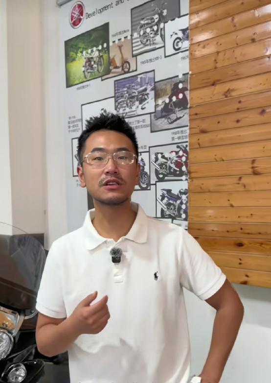四川绵阳，一家车行的老板给张雪转了一笔钱。
 
这次真不是嘴上喊支持国产，四川绵