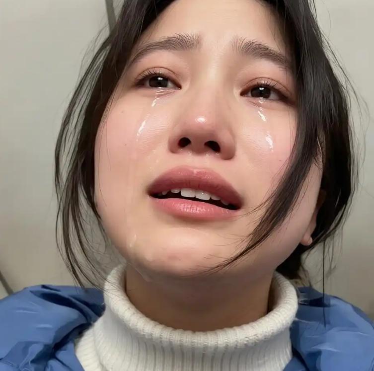 光棍收养女孩18年，邻居感觉关系不正常报警，一推门所有人惊呆。村里的老陈打了一辈