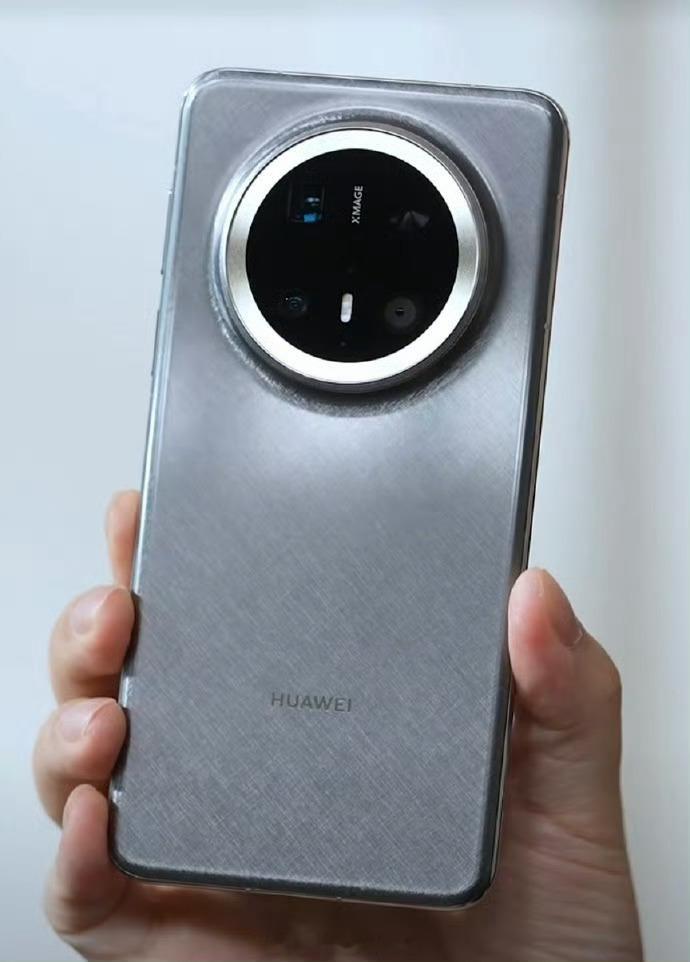 余承东晒出华为Mate70 等到余总亲自晒出的华为 Mate70真机了很高级的感