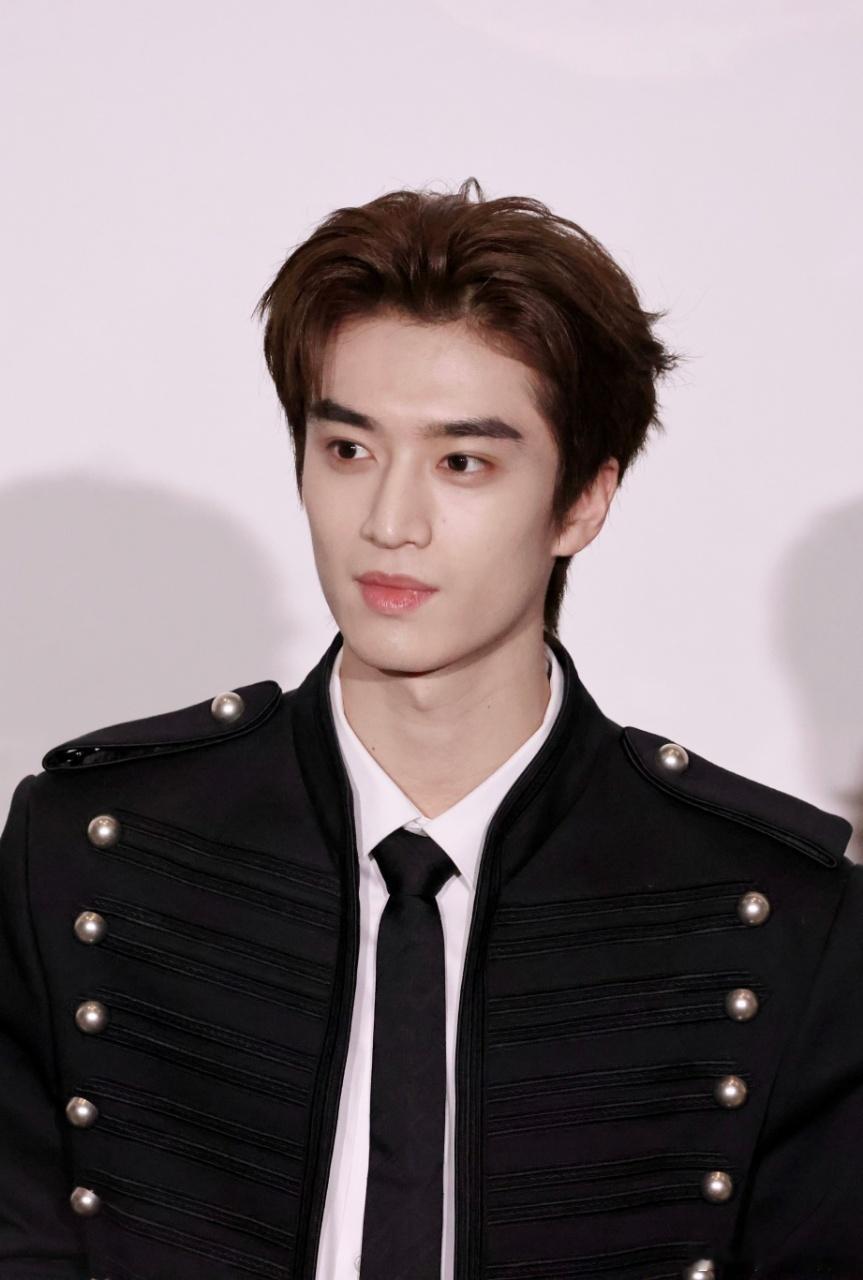 张康乐在剧组和男演员卷身材 张康乐真的也太谦虚了吧！！他在追剧团表示，当初只为古