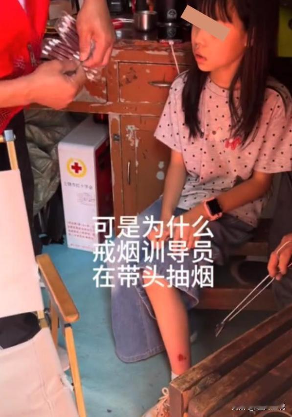 太炸裂了！江西女子五一假期带女儿爬龟峰，孩子小腿刮伤，景区大叔见状主动帮忙擦碘伏