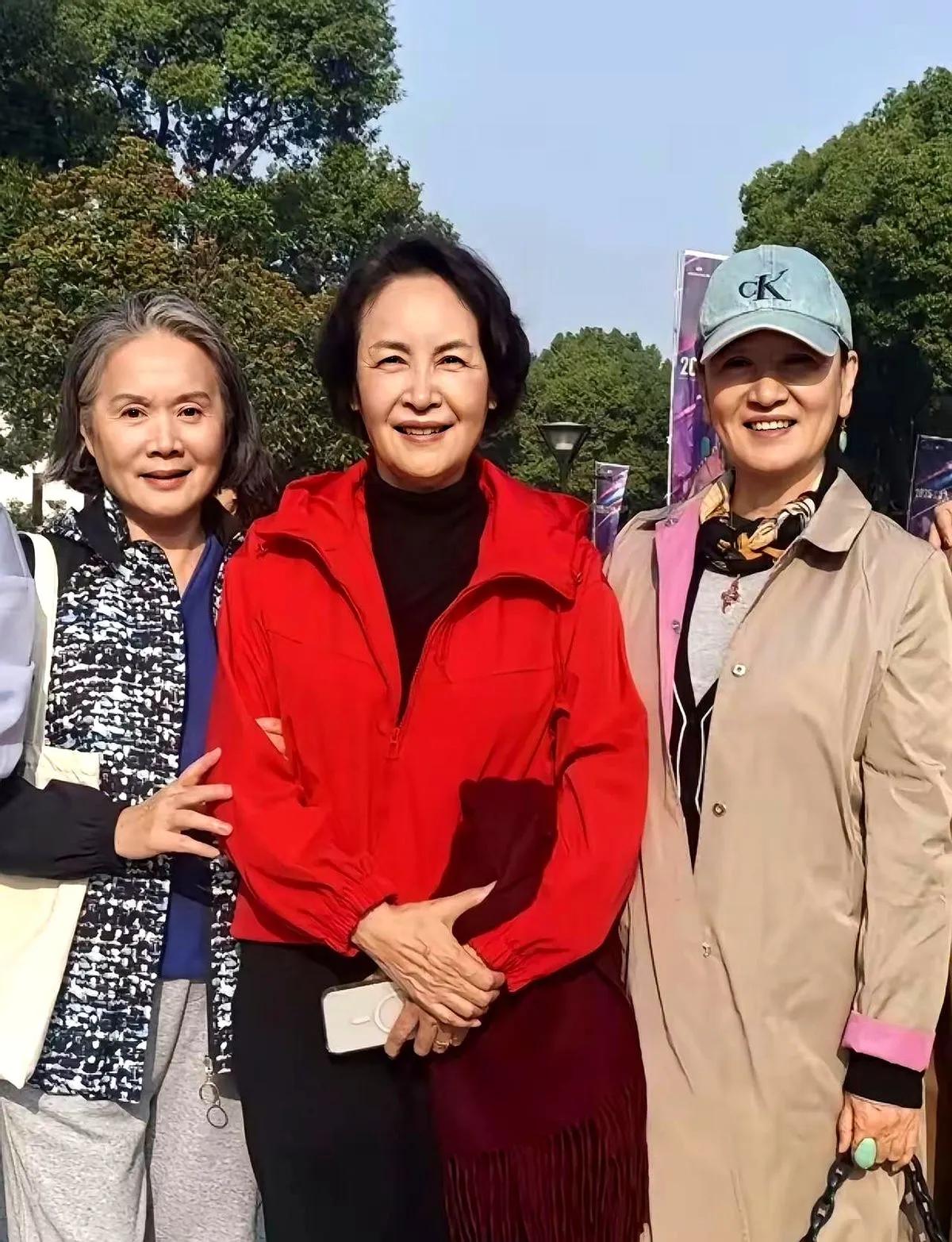 三位老戏骨同框：

右侧的腾格尔前妻哈斯高娃衣着得体，胖瘦适宜，珠围翠绕，清姿雅