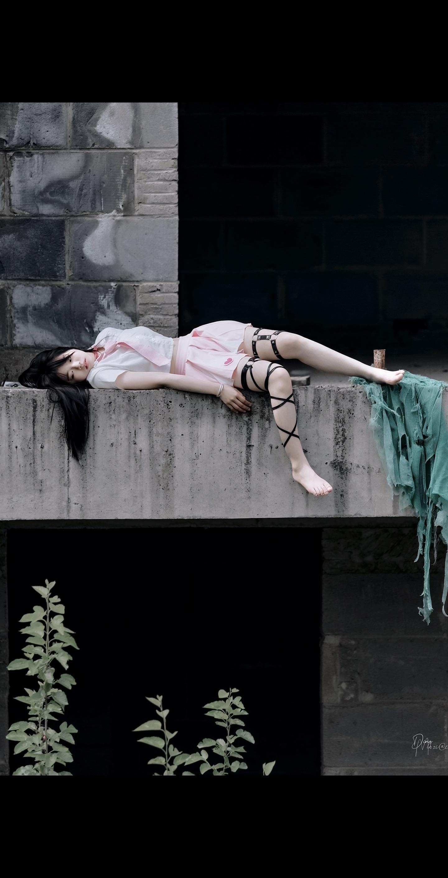 少女的情绪｜无声无息中蔓延。心里某个角落搁置着，很多已经发生的事情我们无法改变，只能去选择释怀。
《废墟情绪写真》
摄影师：丁子墨
模特