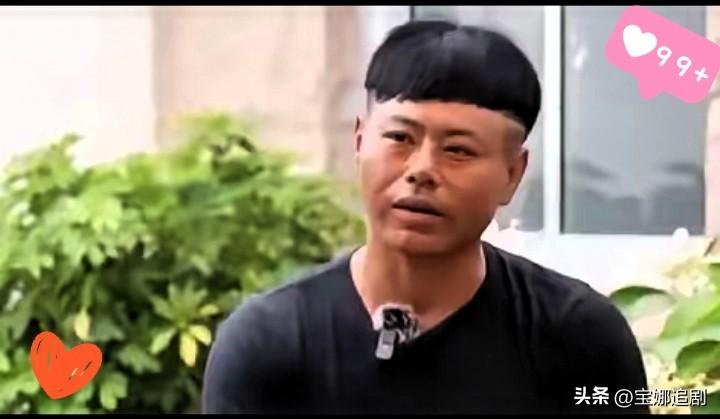 山东威海，一场海边惊魂让无数人揪心。

父子俩被巨浪瞬间卷走，母亲跪地哭喊，汹涌