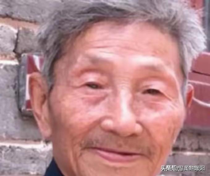 1979年 ，一位老人为了证明自己是老红军，不顾危险在北京拦下一辆军官的车，眼看