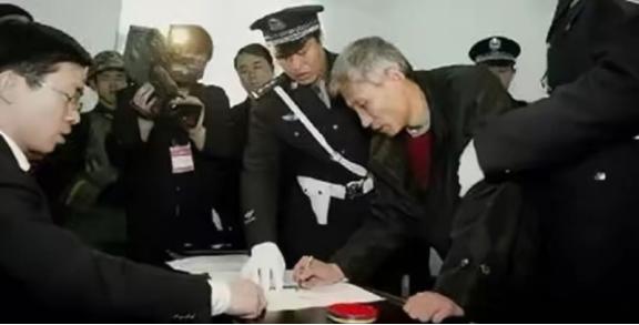 2003年，刘涌被执行死刑前十分镇定，苦笑看妻子、拒绝更换新衣服，押到殡仪馆抬进