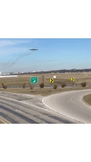 美军再次出丑，B-52H空中放伞，险些机毁人亡。慌忙降落，未能坠毁，太遗憾了！