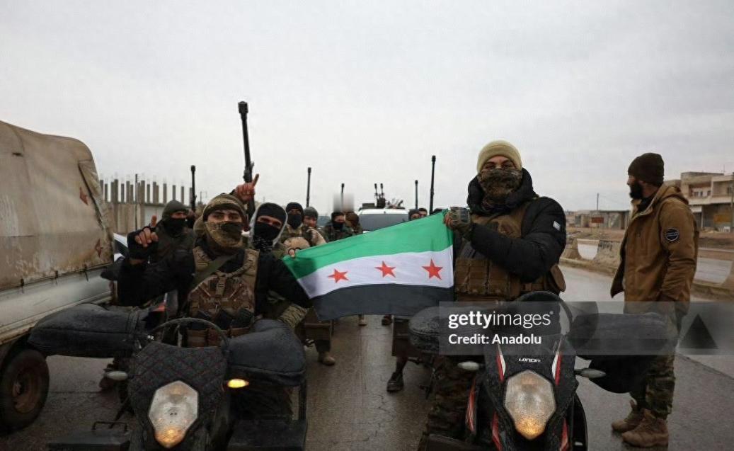 叙利亚的天彻底变了！就在所有人都以为库尔德武装要完蛋的时候，一支神秘的大军突然杀