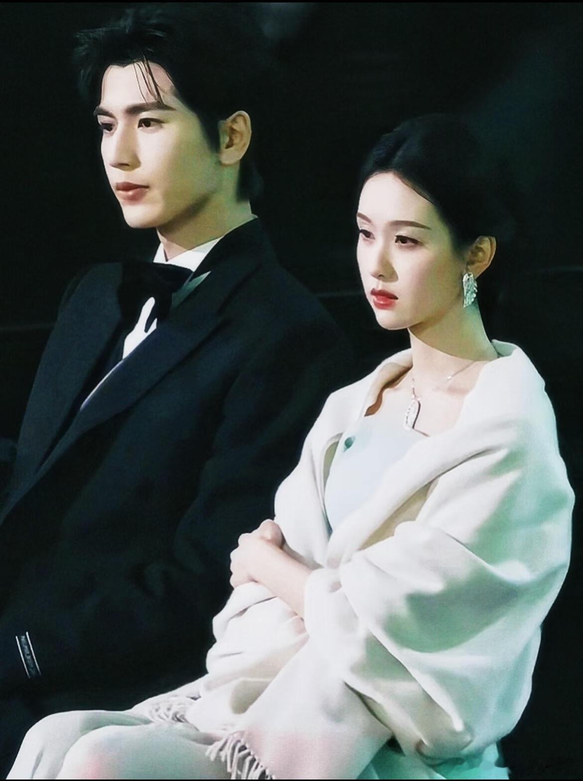 把这俩安排坐一起，腾讯你真是好事做尽好有故事感的两个人明明靠在一起心却像隔了太平