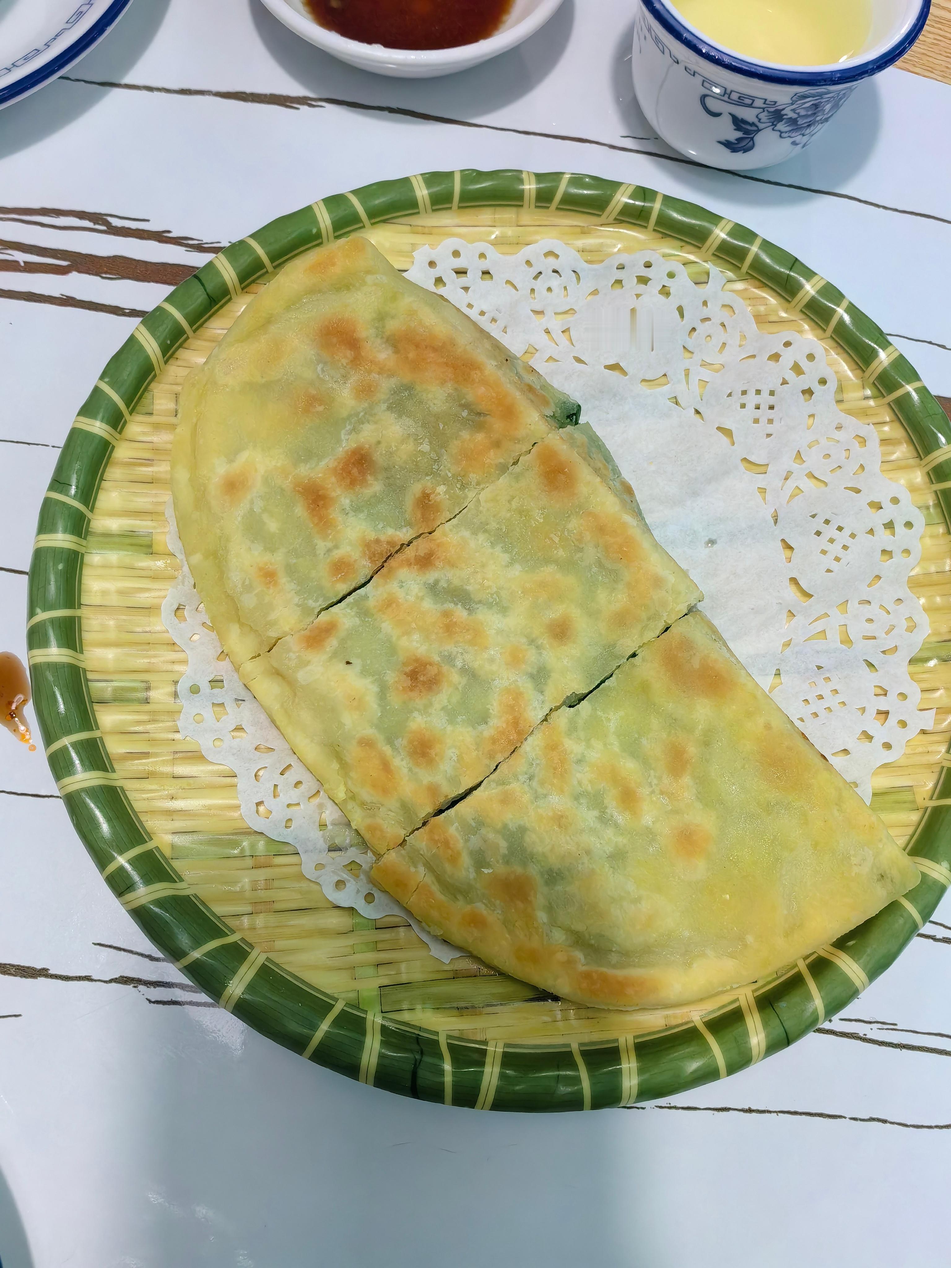 [苦涩]朋友们头一次吃韭菜盒子给我吃伤了，十块钱就这一坨面饼包着一点韭菜炒蛋，跟