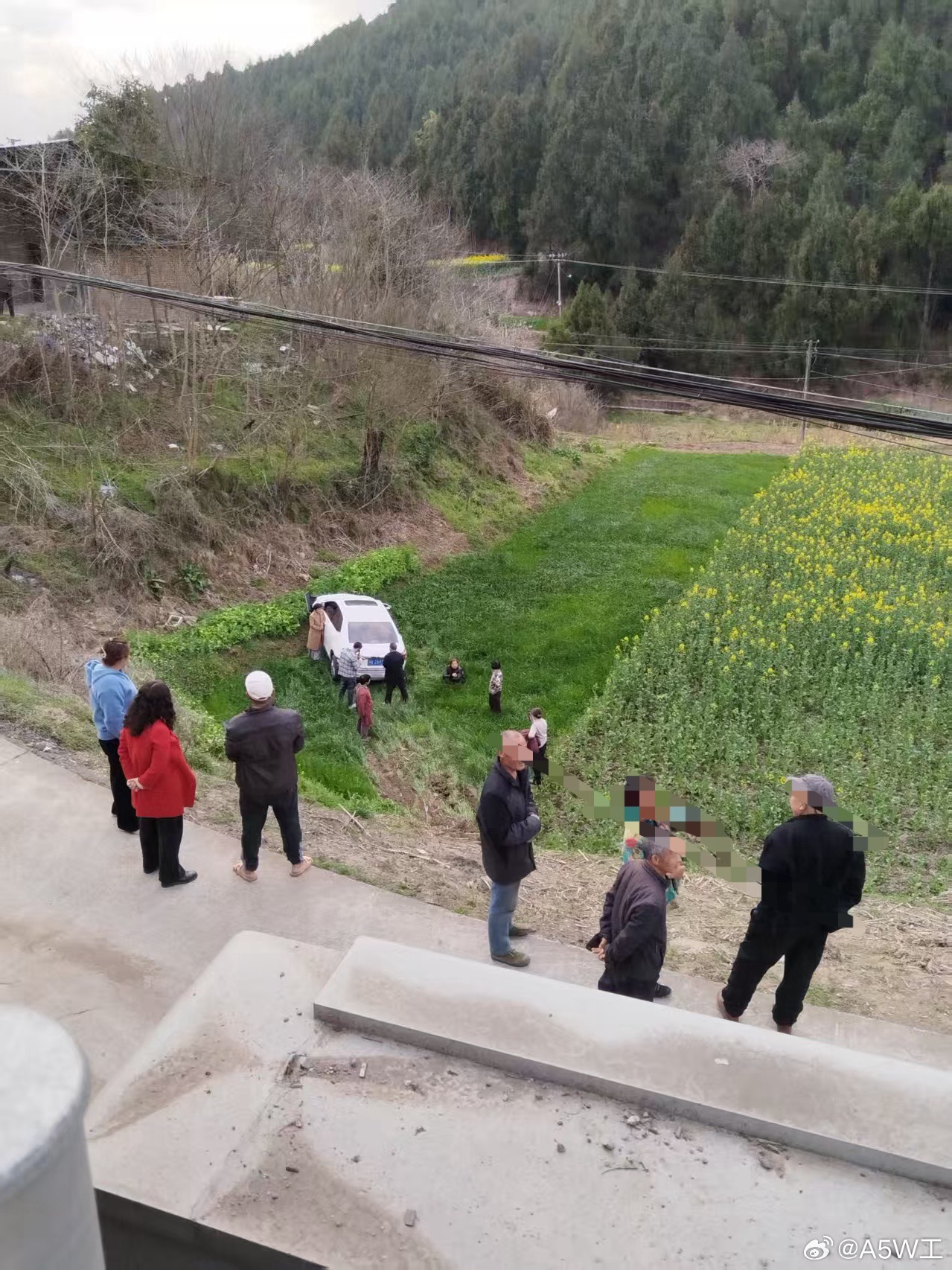 卧槽，我突然看到社区有人发了几张照片，有一位神奇的川A车主，开车从路上飞出去掉下