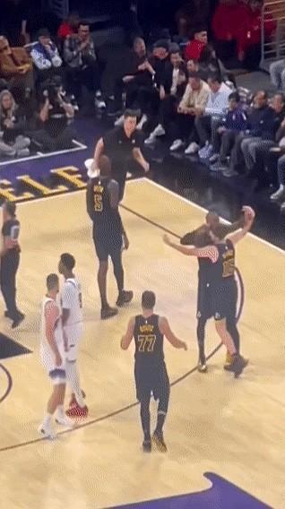 詹姆斯把东契奇给晾一边了....

里夫斯刚完成3+1，詹姆斯激动得熊抱他，完全