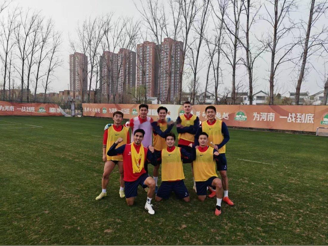 河南队昨天对抗训练获胜组合影📸中超中超联赛河南队谷爱凌晒奶奶戴奖牌合照半夜出发