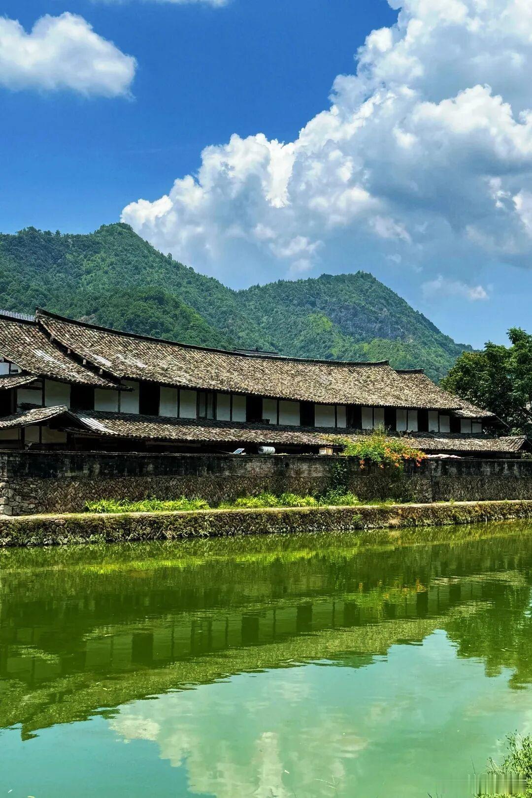 青山为幕，碧水映古宅，满目皆是治愈风景 ​​​