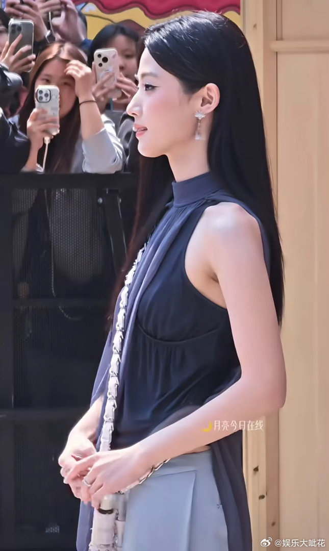 从卢昱晓身上完全看到瘦下来美女变化真的好大啊！精气神和体态甚至都更好了看看卢昱晓