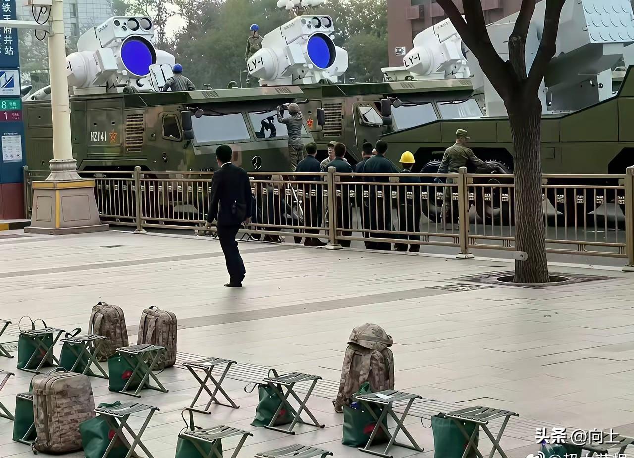 9.3阅兵过去几天了
不会还有人不知道阅兵式的大眼萌
激光武器LY-1的名字叫啥