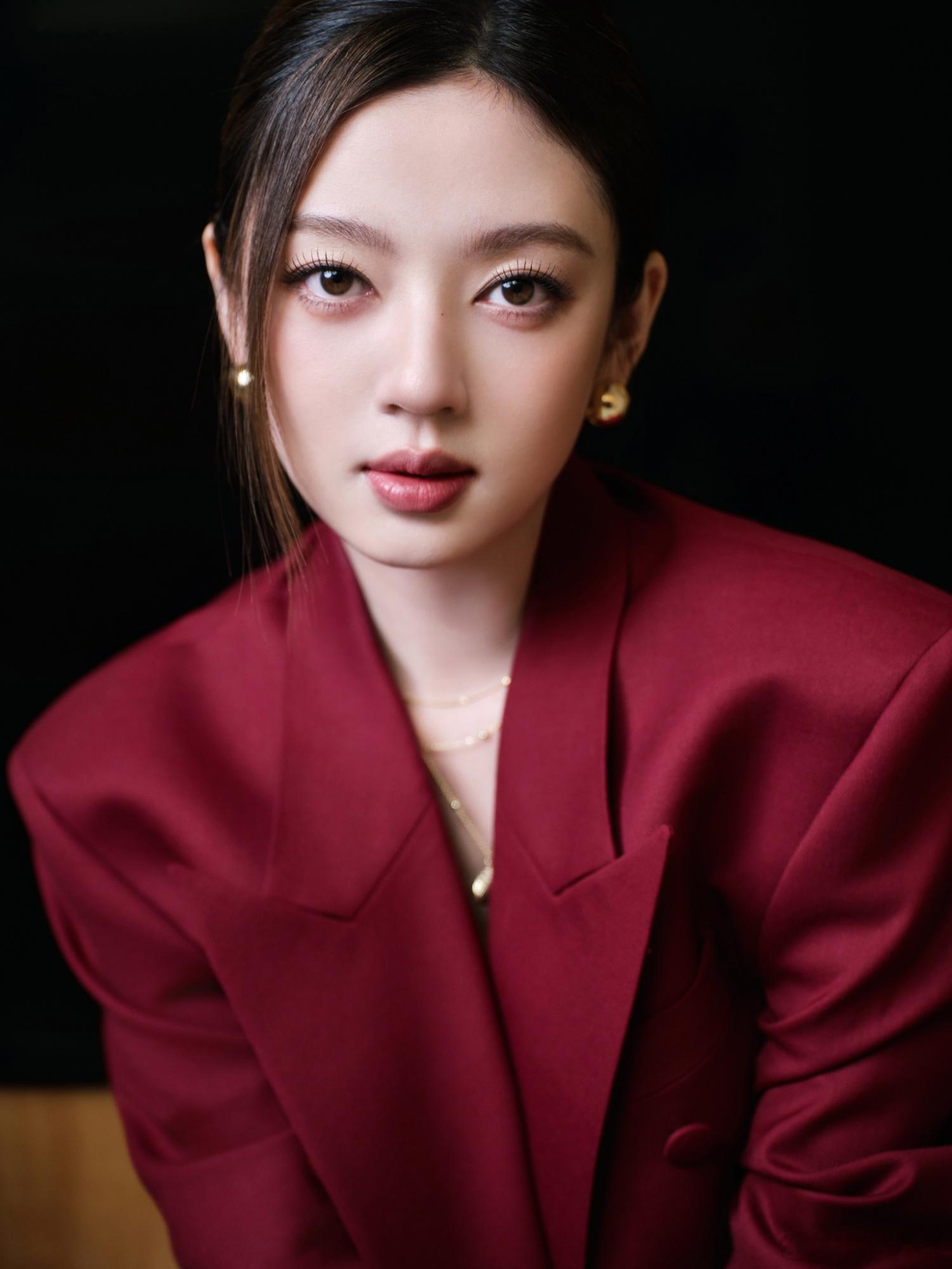 烈色夺目，飒沓流光。欢娱影视演员今日出席电视剧年少有为 追剧团&直播活动。 