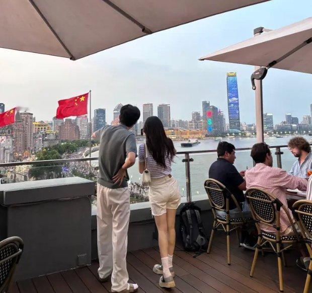 Doinb的妻子糖小幽分享照片：小狗说要天天开心~#英雄联盟# #2024lpl