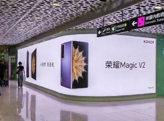 荣耀Magic V2为什么这么火，它有哪些优点和不足呢？

优点：轻薄是很多人选