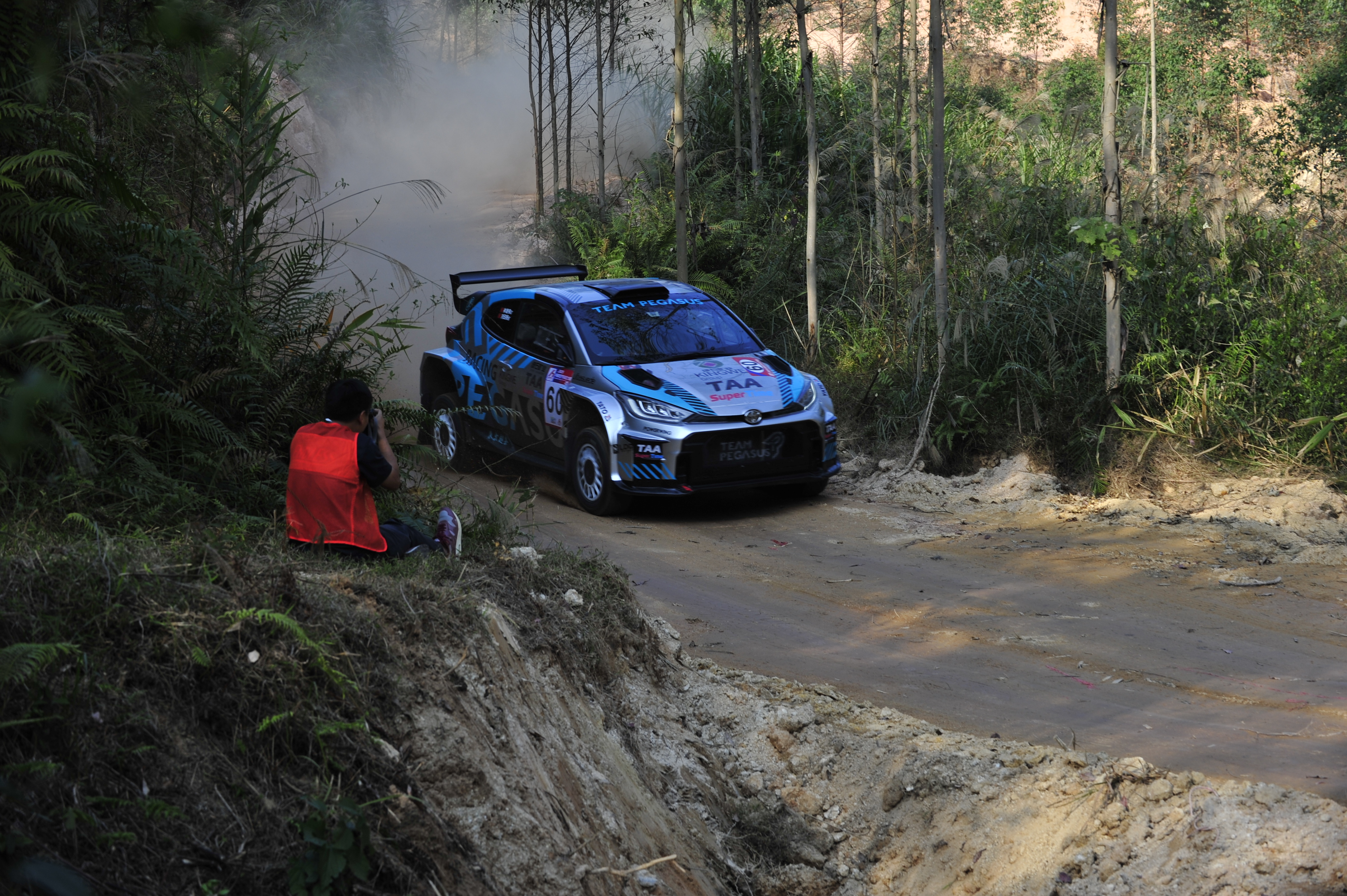 拉力赛 GR Yaris Rally2国内首次比赛亮相，韶关拉力赛 