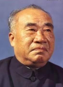 路访渔家
        有一次朱老总坐车从海滩经过，老远看见海滩上有三间草房，